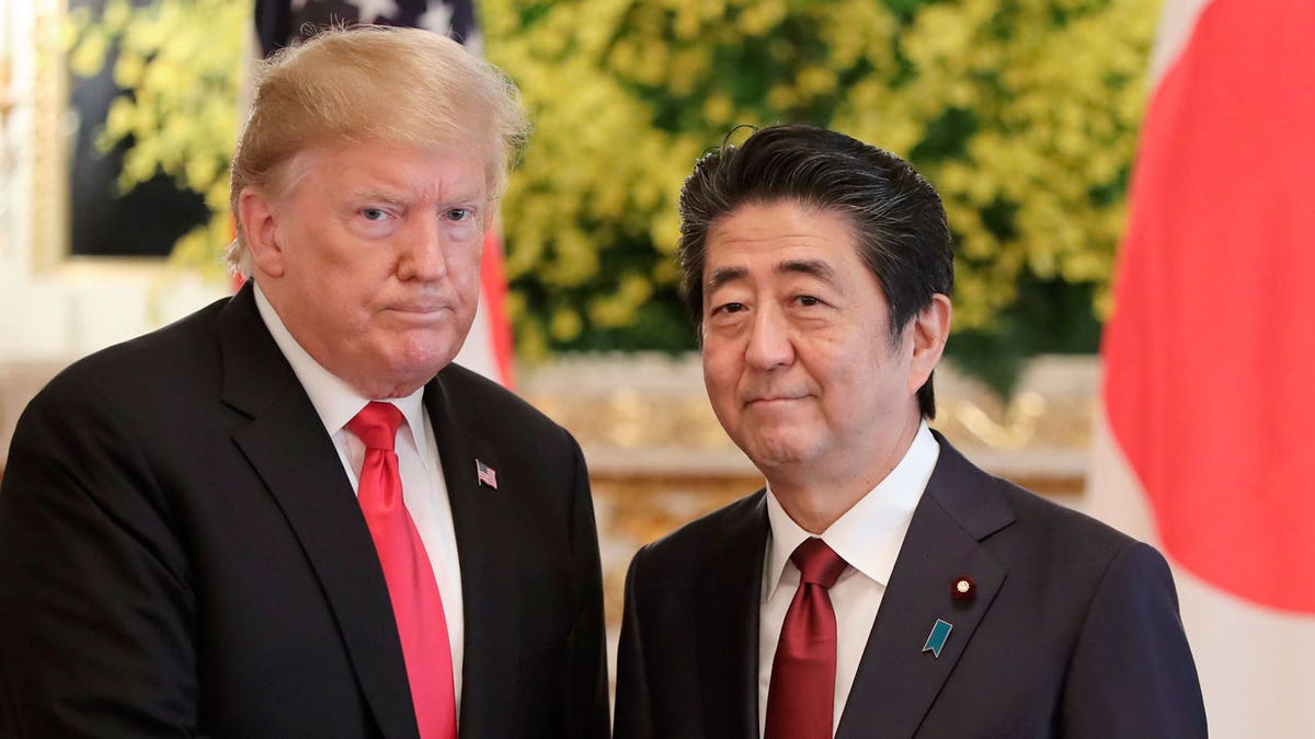 Donald Trump poses with Japanese Prime Minister Shinzo