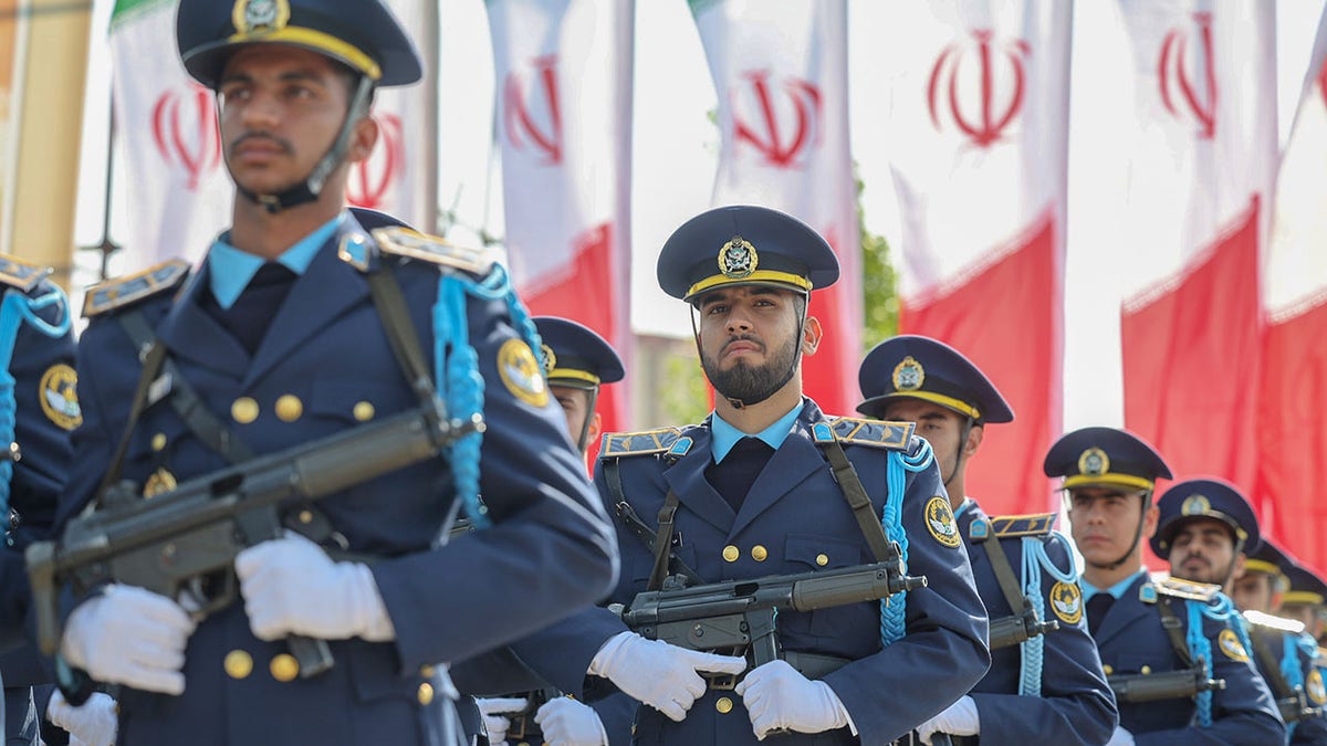 Iranian soldiers 
