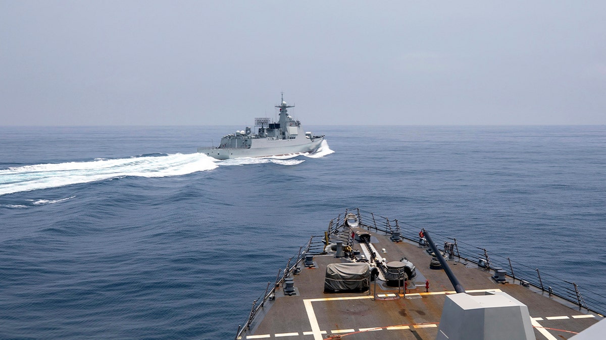USS Chung-Hoon observes Chinese navy ship crossing its path in Taiwan Strait