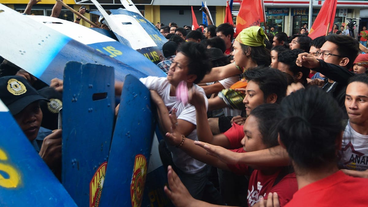 young filipinos react during protest