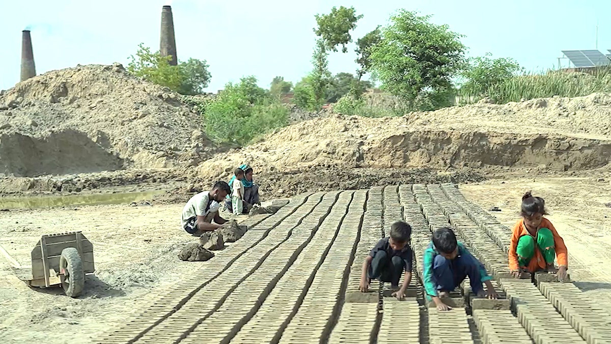 Pakistani children making bricks