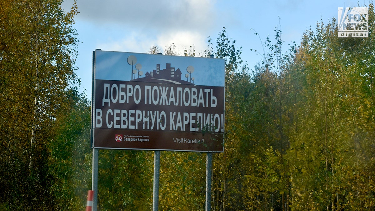 A sign written in Russian along the Finnish border.