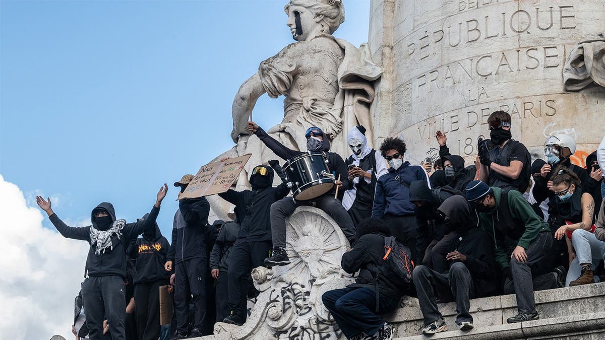 Gilets Jaunes Join French School Protestors For Weekend Of Action