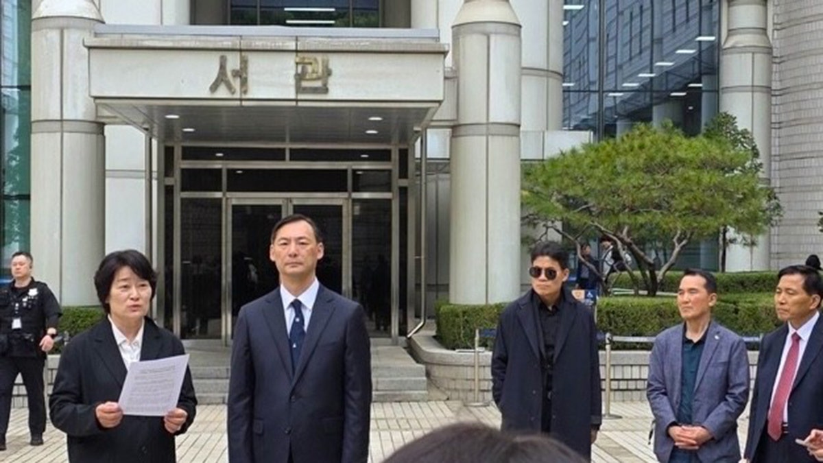 Amb. Morse Tan outside court